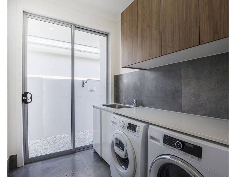 24 Paradise Parade, Jacobs Well QLD 4208