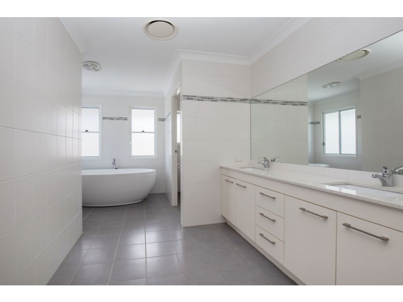 33 Marina Parade, Jacobs Well QLD 4208