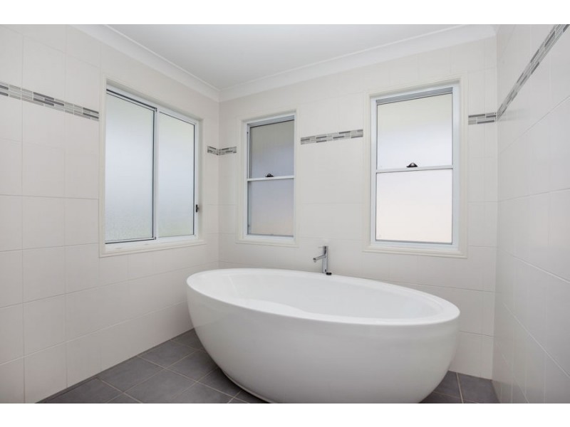 33 Marina Parade, Jacobs Well QLD 4208