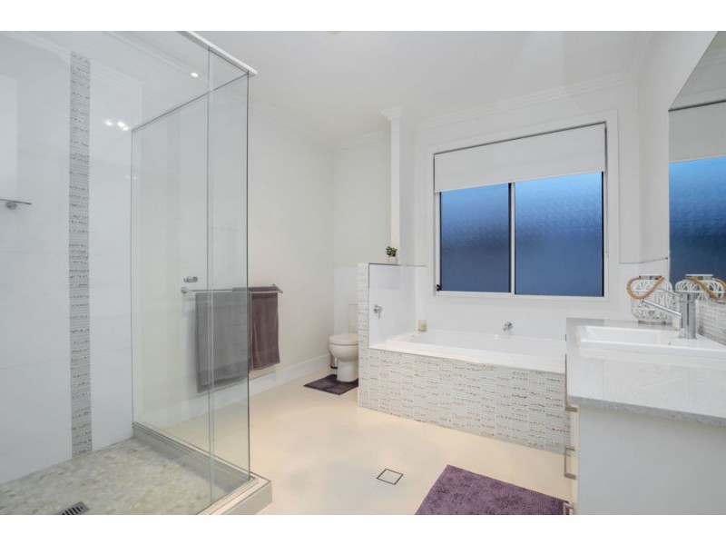 32 Marina Parade, Jacobs Well QLD 4208