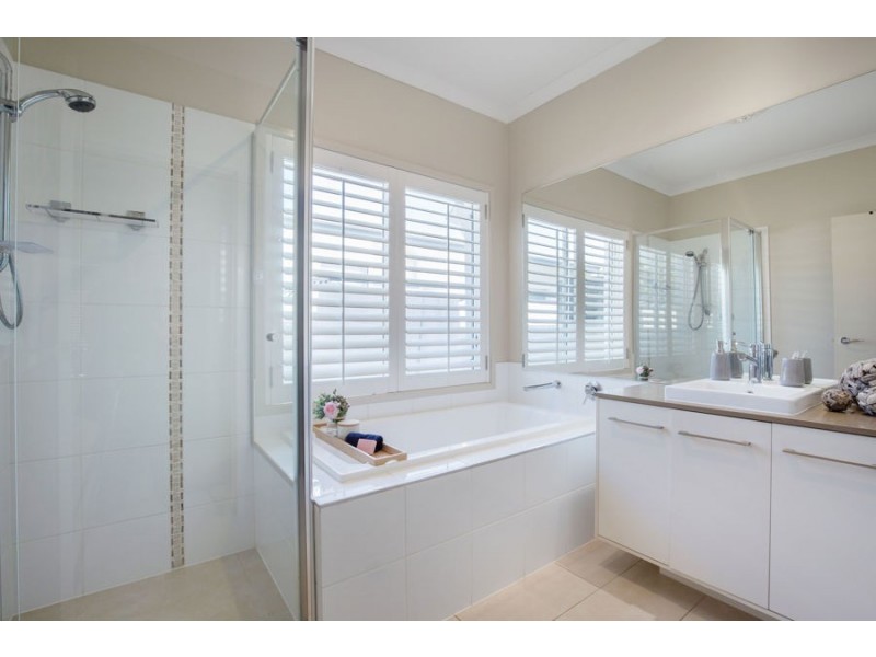 14 Marina Parade, Jacobs Well QLD 4208