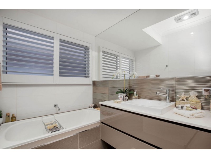 8 Sunset Place, Jacobs Well QLD 4208