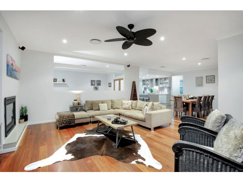 8 Sunset Place, Jacobs Well QLD 4208