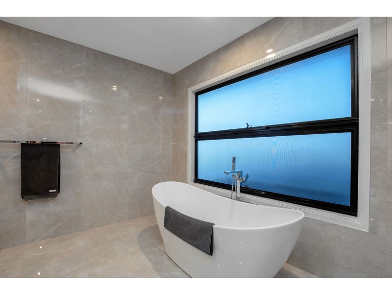 4 Poinciana Place, Jacobs Well QLD 4208