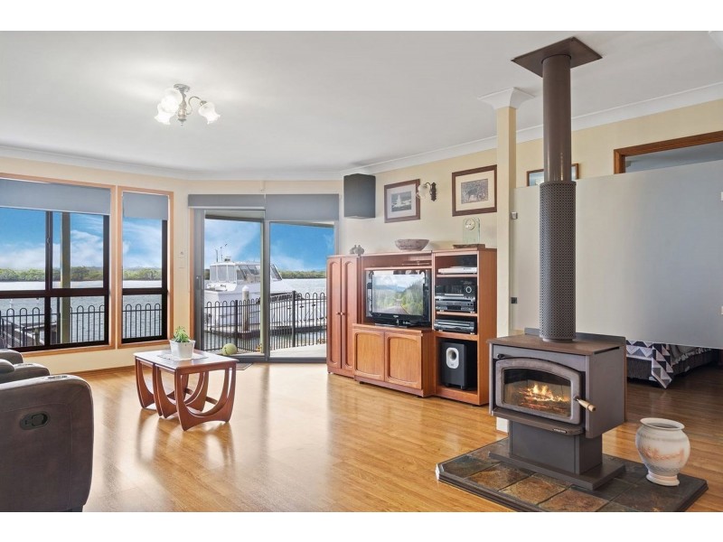 28 Esplanade, Jacobs Well QLD 4208