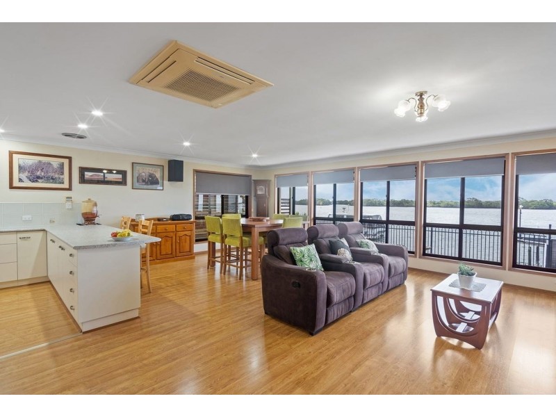 28 Esplanade, Jacobs Well QLD 4208