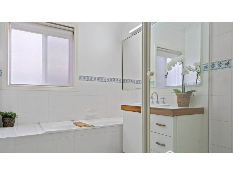 1 Adrian Court, Jacobs Well QLD 4208