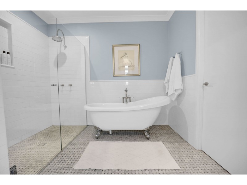 5 Paradise Parade, Jacobs Well QLD 4208