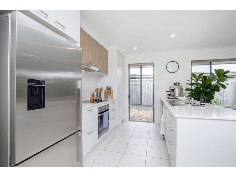 7 Blue Bay Street, Jacobs Well QLD 4208