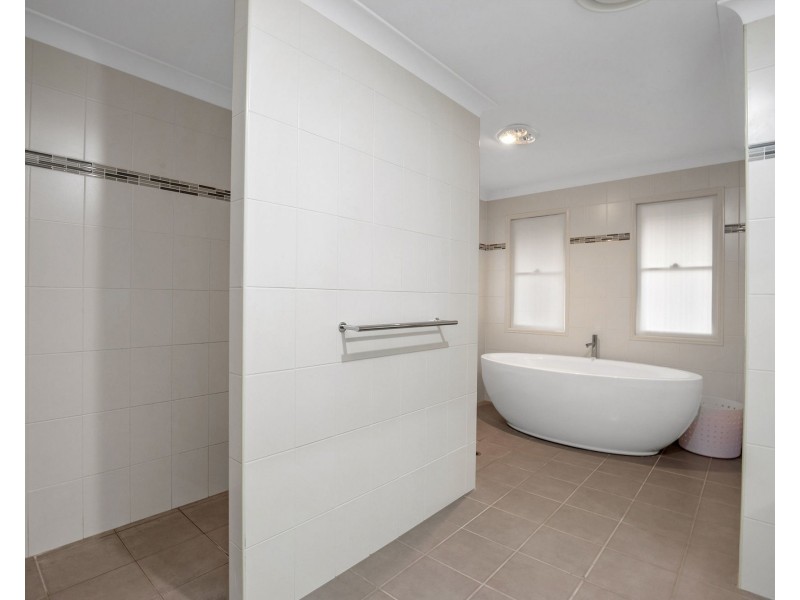 33 Marina Parade, Jacobs Well QLD 4208