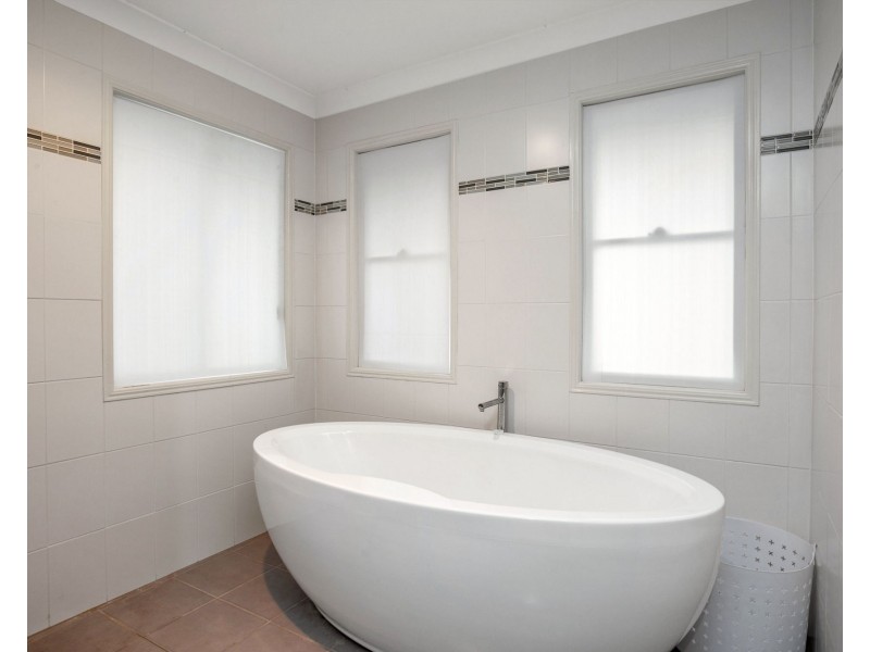 33 Marina Parade, Jacobs Well QLD 4208