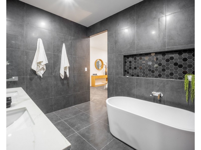 10 Frangipani Court, Jacobs Well QLD 4208