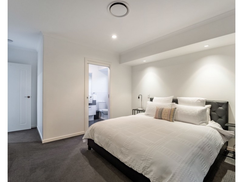 7 Marina Parade, Jacobs Well QLD 4208