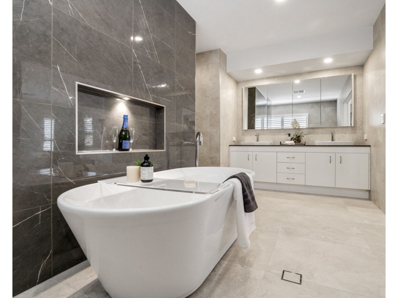 4 Windward Place, Jacobs Well QLD 4208