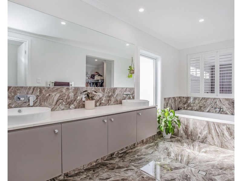 18 Frangipani Court, Jacobs Well QLD 4208