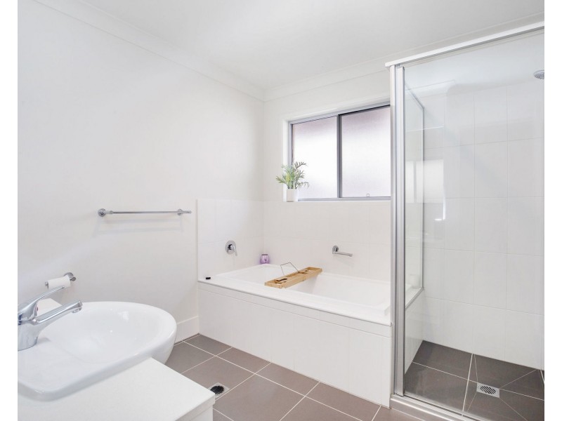 7 Helmore Road, Jacobs Well QLD 4208