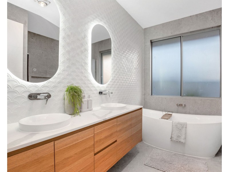 6 Frangipani Place, Jacobs Well QLD 4208