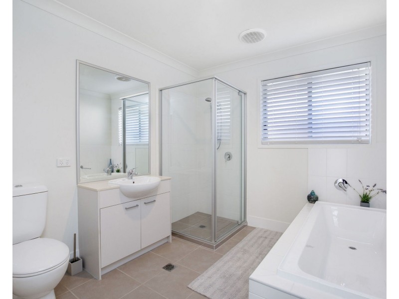 5 Helmore Road, Jacobs Well QLD 4208