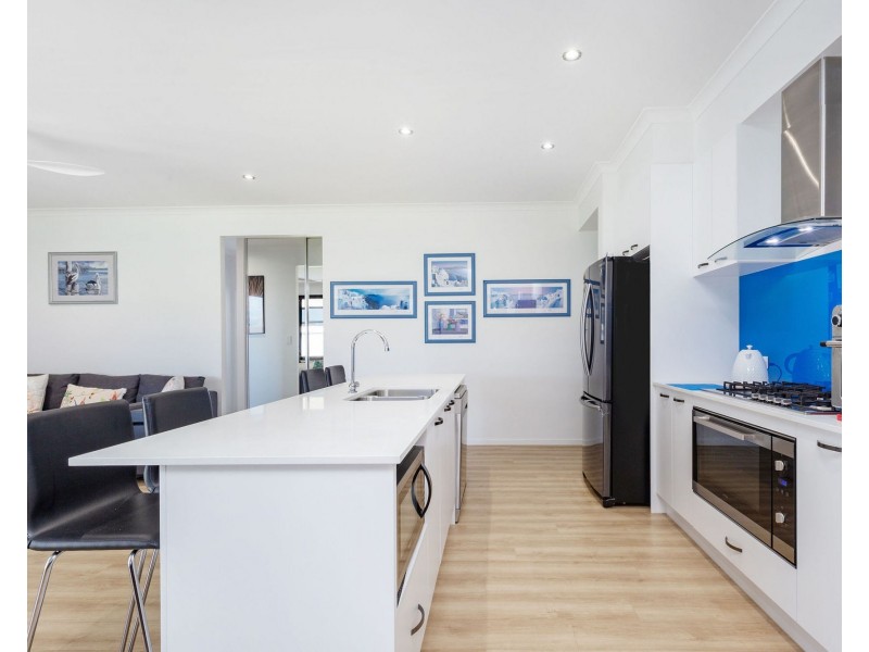 2 Johnathon Close, Jacobs Well QLD 4208