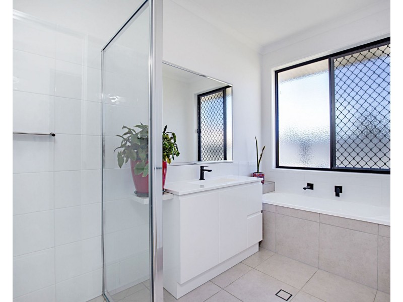 2 Johnathon Close, Jacobs Well QLD 4208