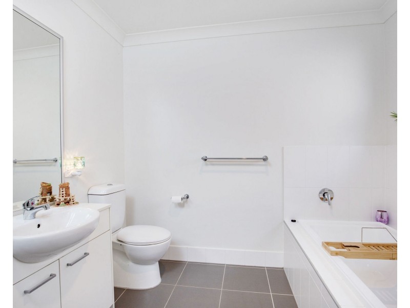 7 Helmore Road, Jacobs Well QLD 4208