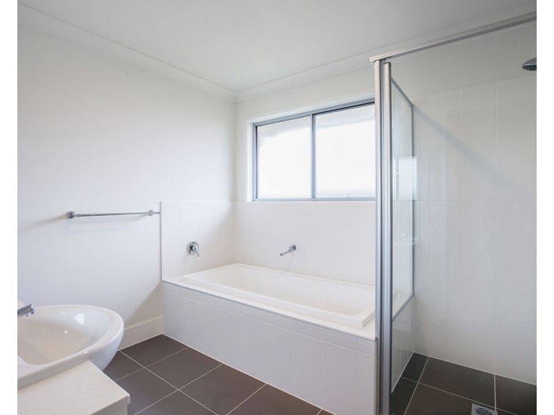 32 Bayside Ave, Jacobs Well QLD 4208