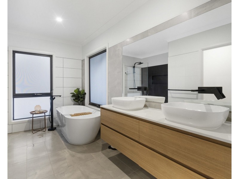 40 Poinciana Place, Jacobs Well QLD 4208