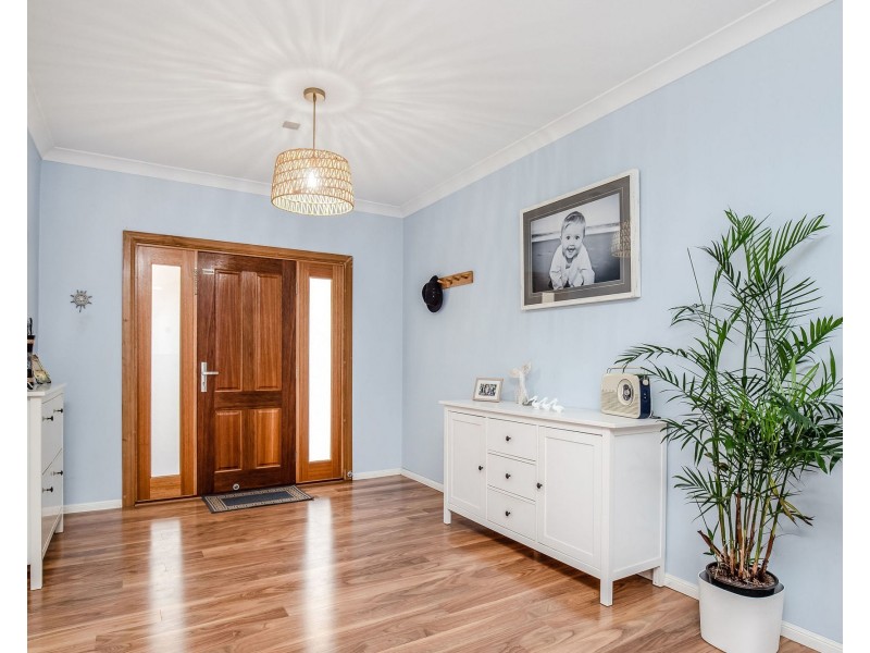 1 Banka Avenue, Jacobs Well QLD 4208