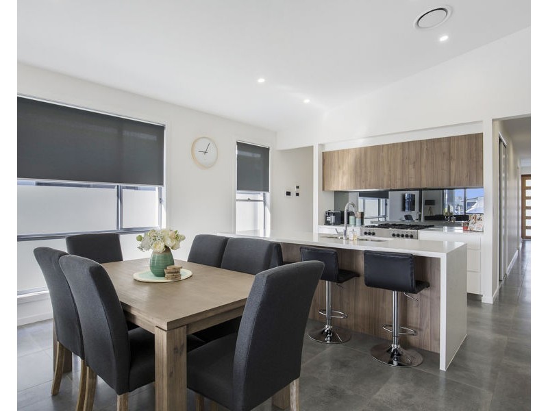 24 Paradise Parade, Jacobs Well QLD 4208