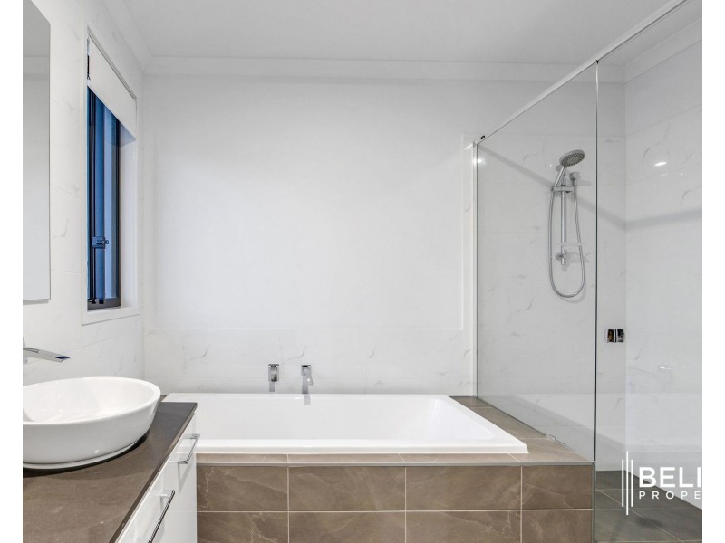 33 Poinciana Place, Jacobs Well QLD 4208