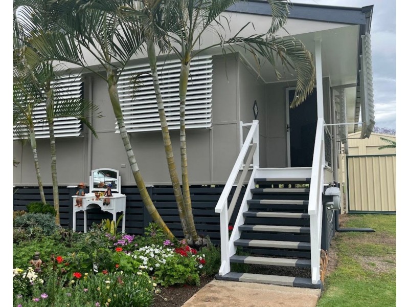 8 Burnham Street, Moura QLD 4718