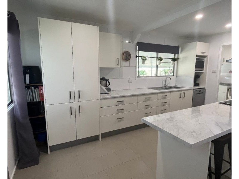 8 Burnham Street, Moura QLD 4718