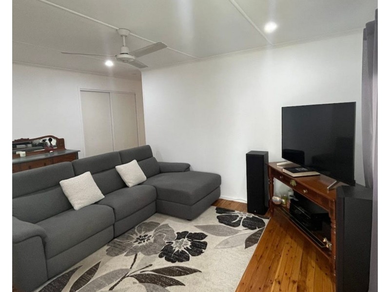8 Burnham Street, Moura QLD 4718