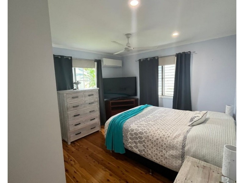 8 Burnham Street, Moura QLD 4718