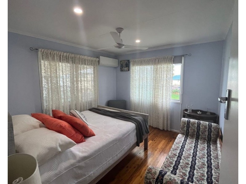 8 Burnham Street, Moura QLD 4718