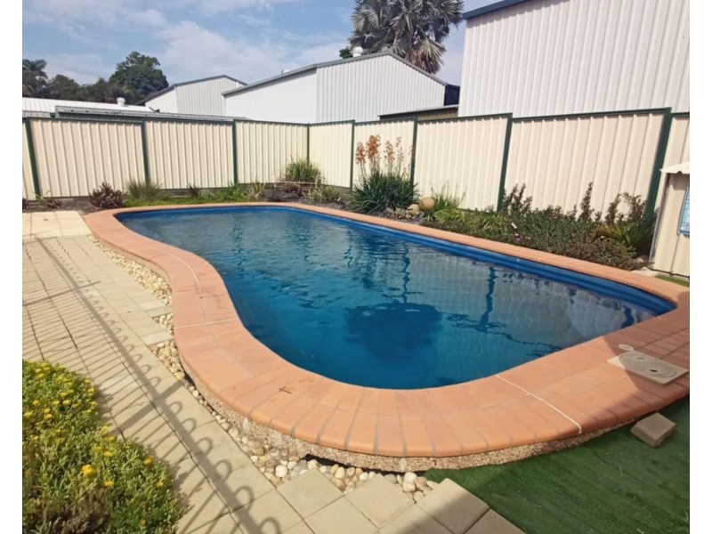 8 Burnham Street, Moura QLD 4718