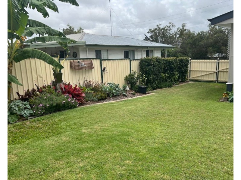 8 Burnham Street, Moura QLD 4718