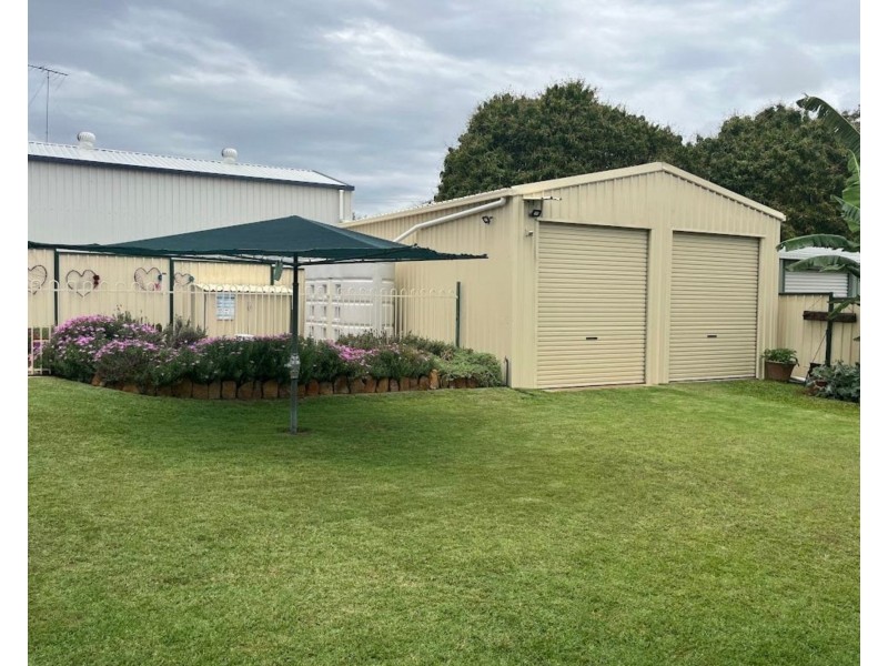 8 Burnham Street, Moura QLD 4718