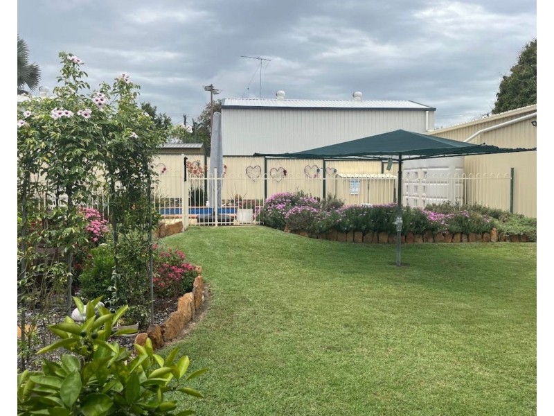 8 Burnham Street, Moura QLD 4718