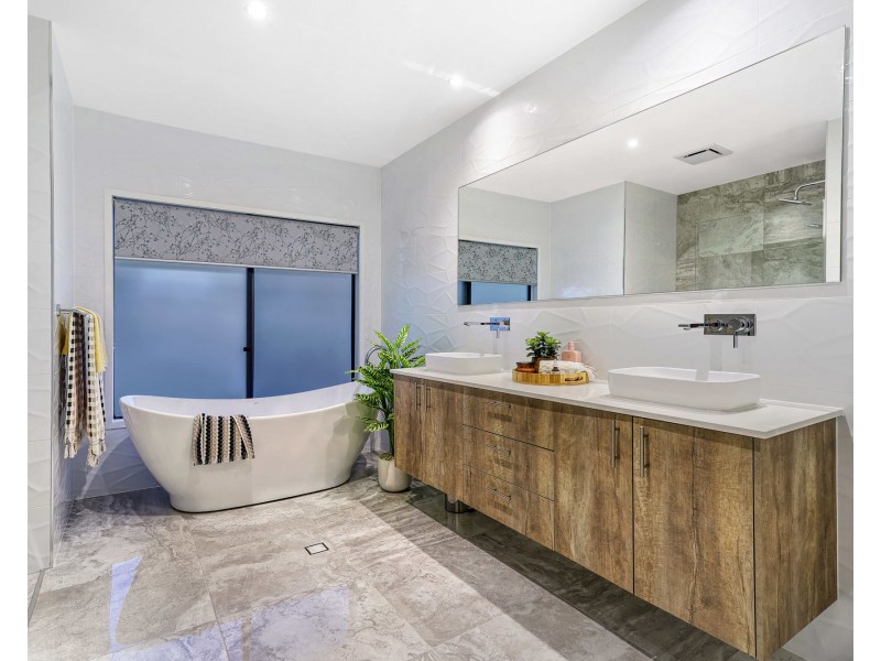 35 Poinciana Place, Jacobs Well QLD 4208