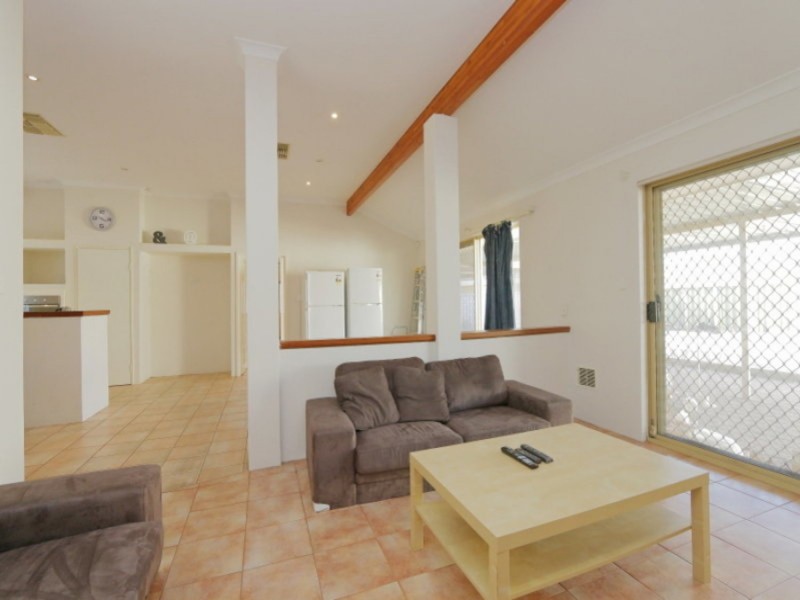 27 Green Croft Gardens, Leeming WA 6149