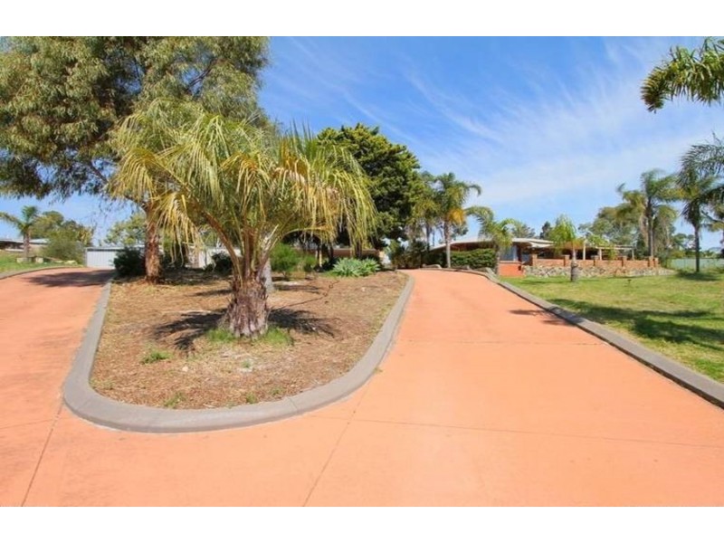 16 Livingstone Drive, Canning Vale WA 6155