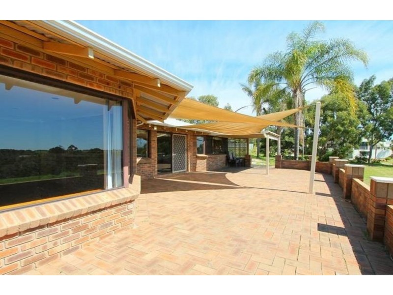 16 Livingstone Drive, Canning Vale WA 6155