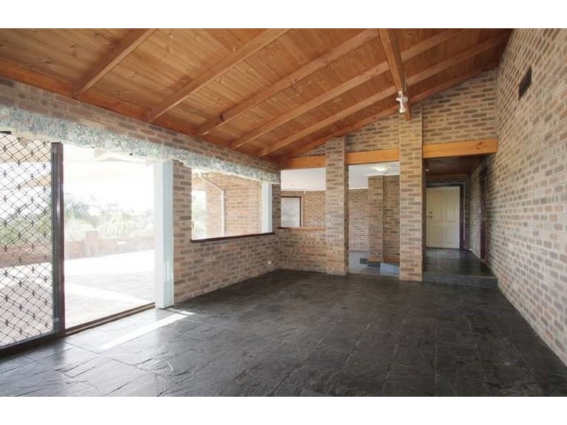 16 Livingstone Drive, Canning Vale WA 6155