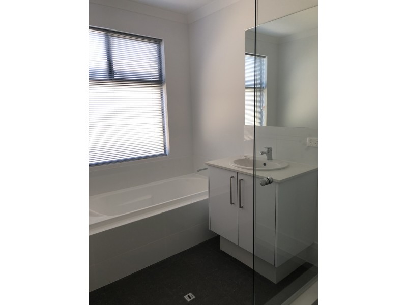 12 Greywacke Entrance, Piara Waters WA 6112