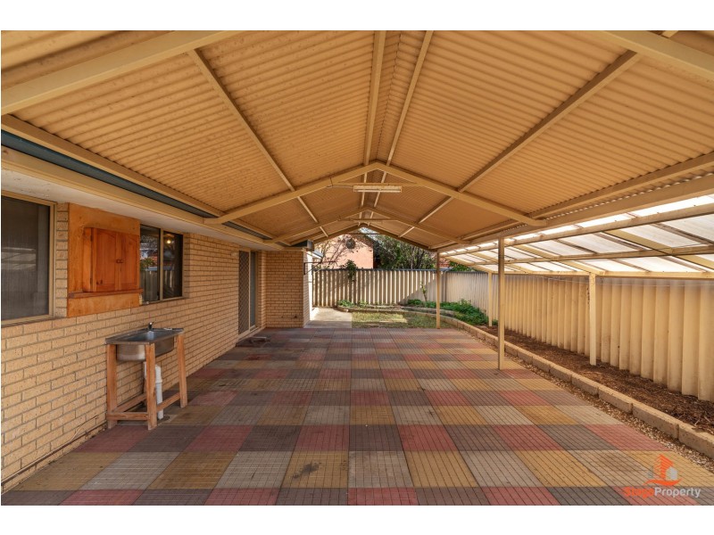 4 Wellington Street, Queens Park WA 6107