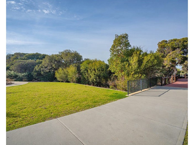 8 Astartea Parkway, Piara Waters WA 6112