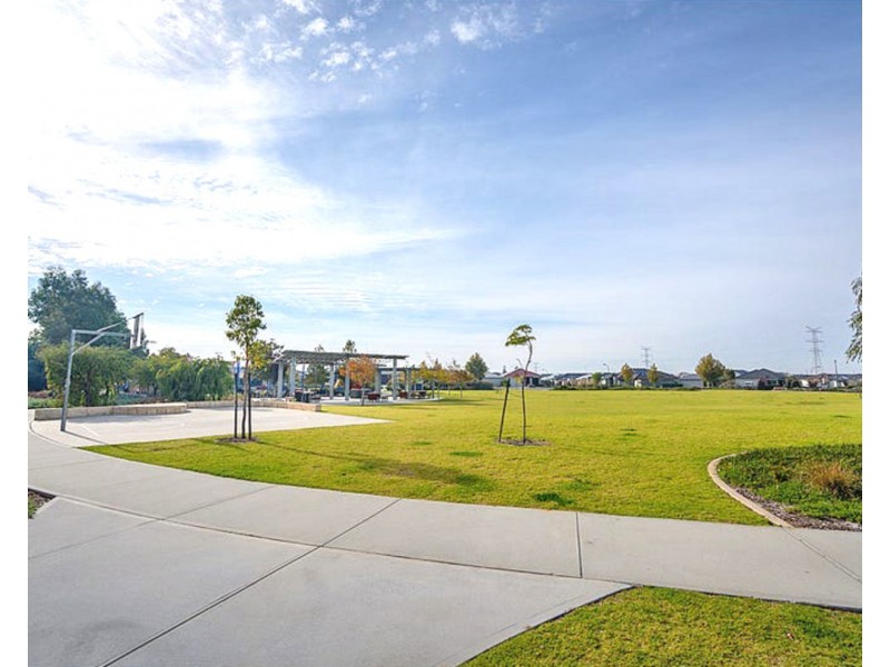 8 Astartea Parkway, Piara Waters WA 6112