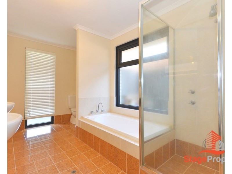 8 Gleeson Entrance, Aveley WA 6069