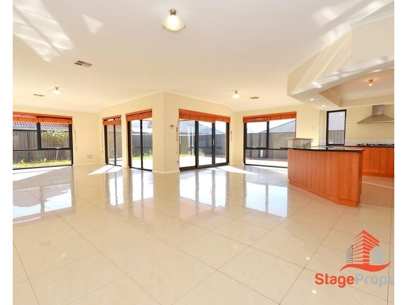 8 Gleeson Entrance, Aveley WA 6069